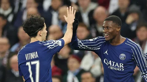 Nuno Mendes cumprimenta Ousmane Dembélé. Foto: Carl Recine/Getty Images