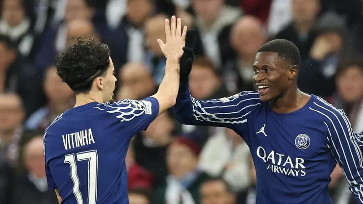 Nuno Mendes cumprimenta Ousmane Dembélé. Foto: Carl Recine/Getty Images