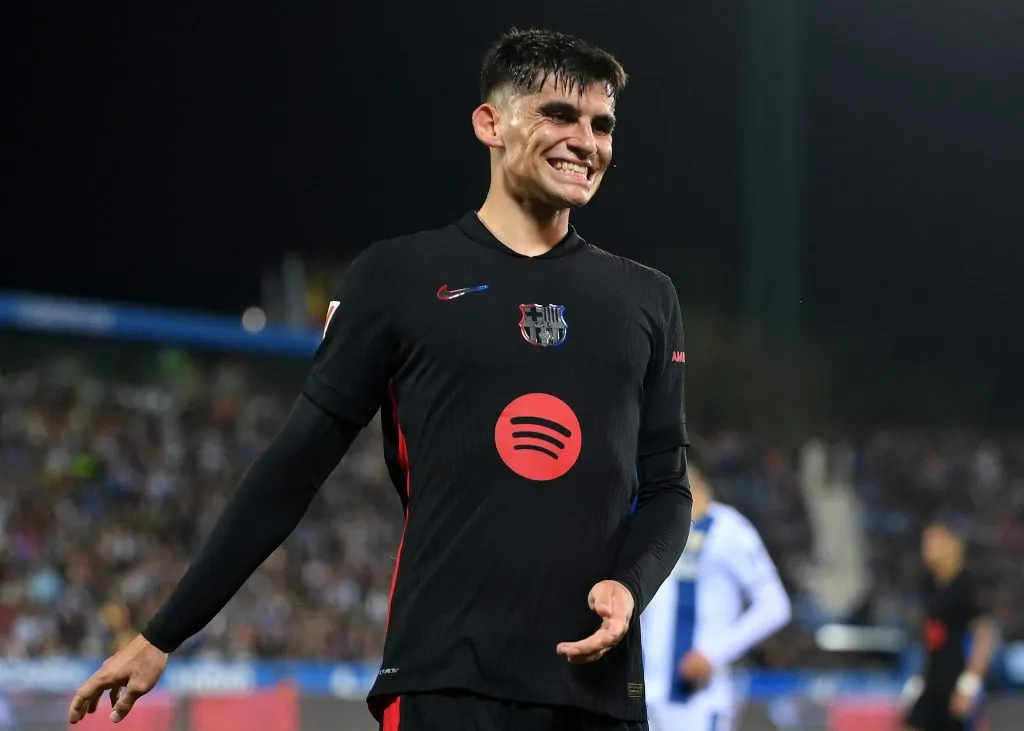 Gerard Martín, com a camisa preta do Barcelona