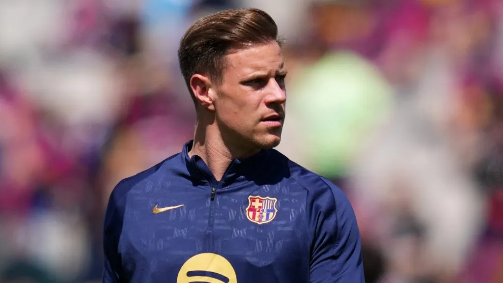 Goleiro Ter Stegen, de jaqueta azul