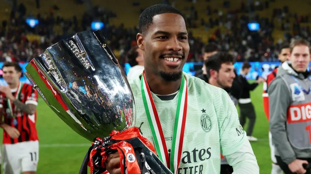 Mike Maignan, goleiro do Milan e alvo do Chelsea. Foto: Yasser Bakhsh/Getty Images