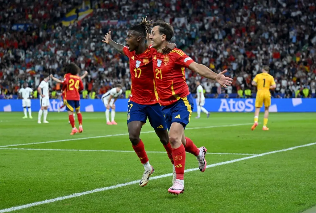Nico Williams e Mikel Oyarzabal em jogo da Espanha. Foto: Dan Mullan/Getty Images