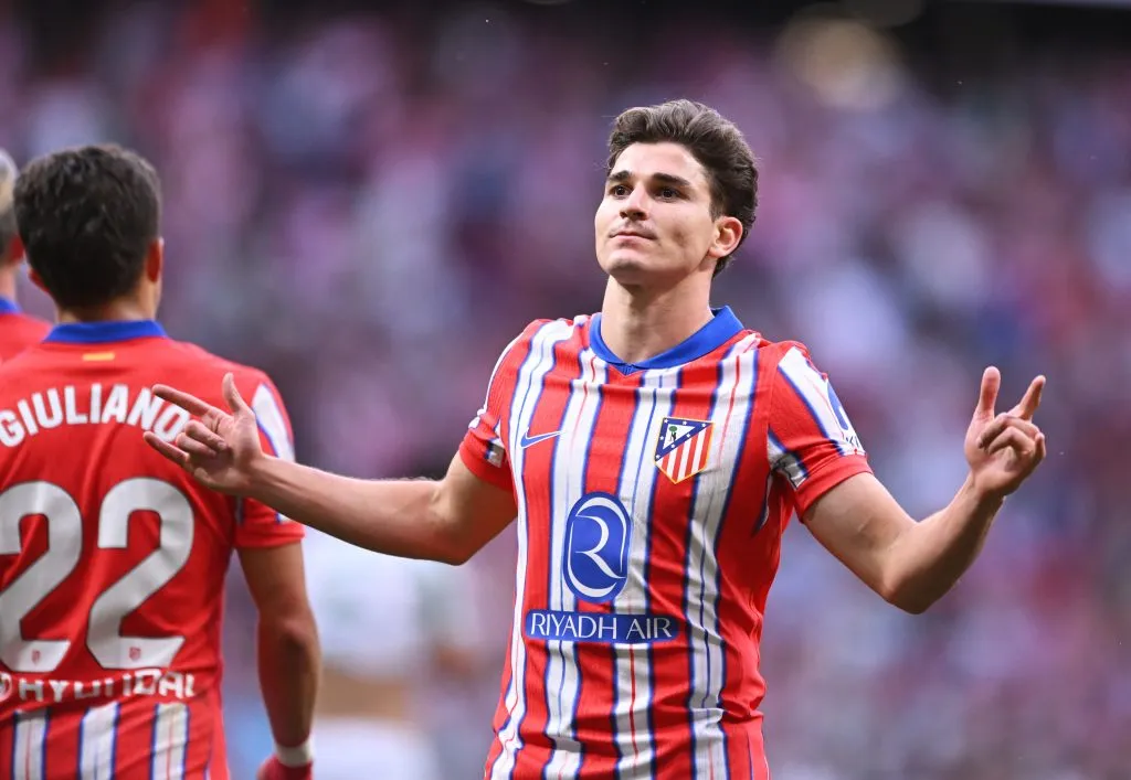 Julián com a camisa vermelha e branca do Atlético de Madrid 