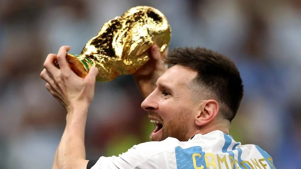 CIDADE DE LUSAIL, CATAR - 18 DE DEZEMBRO: Lionel Messi, da Argentina, levanta o Troféu do Vencedor da Copa do Mundo da FIFA Catar 2022 após a final da Copa do Mundo da FIFA Catar 2022 entre Argentina e França no Estádio Lusail em 18 de dezembro de 2022 na Cidade de Lusail, Catar.