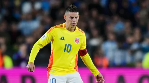 James Rodríguez recebe cobrança de Messi. Foto: Marcelo Endelli/Getty Images