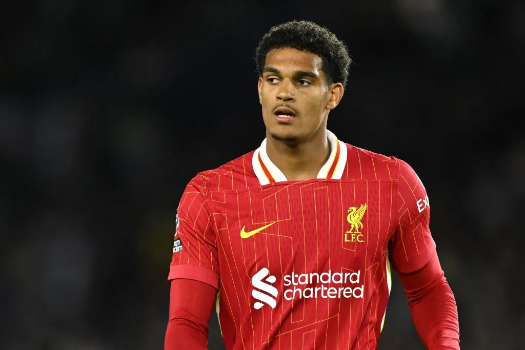 Quansah, com a camisa vermelha do Liverpool