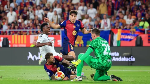 O interesse do Barcelona em Jhon Lucumí movimenta os bastidores da janela europeia. (Foto de Fran Santiago/Getty Images)