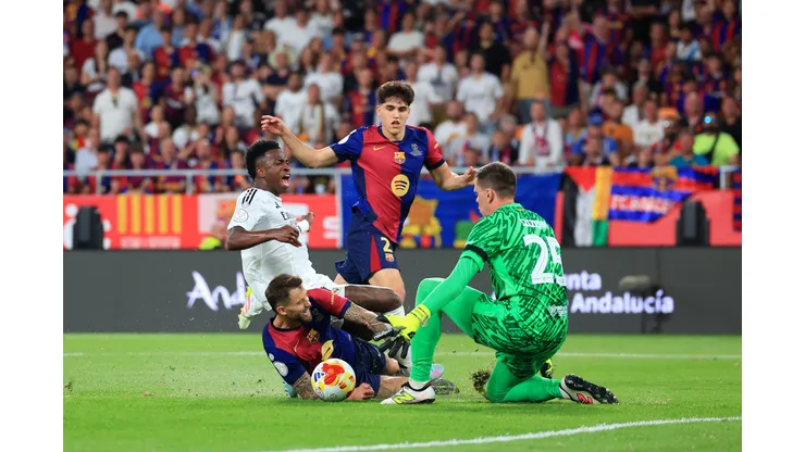 O interesse do Barcelona em Jhon Lucumí movimenta os bastidores da janela europeia. (Foto de Fran Santiago/Getty Images)