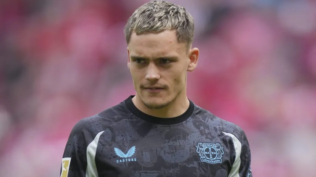 Florian Wirtz, com a camisa preta e azul