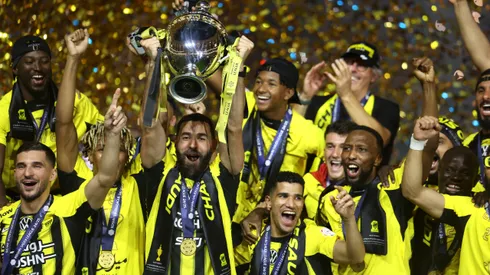 O meio-campista N’Golo Kanté, atualmente no Al-Ittihad, está no centro de rumores que indicam uma possível transferência para o rival Al-Hilal. (Foto de Yasser Bakhsh/Getty Images)