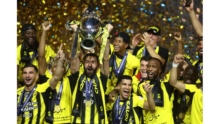 O meio-campista N’Golo Kanté, atualmente no Al-Ittihad, está no centro de rumores que indicam uma possível transferência para o rival Al-Hilal. (Foto de Yasser Bakhsh/Getty Images)