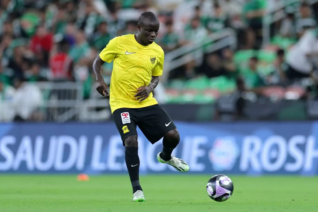 N'Golo Kanté, do Al-Ittihad, faz aquecimento antes da partida da Liga Saudita entre Al Ahli SFC e Al-Ittihad no Estádio Alinma, em 5 de abril de 2025, em Jeddah, Arábia Saudita. (Foto de Abdullah Ahmed/Getty Images)