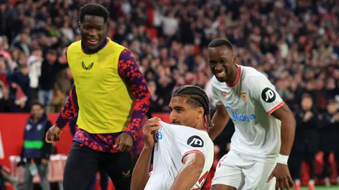 Loïc Badé, de 24 anos, aparece como reforço estratégico para o Bayer Leverkusen, que enfrenta forte concorrência de clubes ingleses na busca pelo zagueiro francês. (Foto de Fran Santiago/Getty Images)