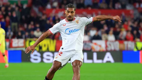 O Bayer Leverkusen está em negociações avançadas para contratar Loïc Badé, zagueiro francês do Sevilla, com a intenção de firmar um contrato até 2030. Foto de Fran Santiago/Getty Images