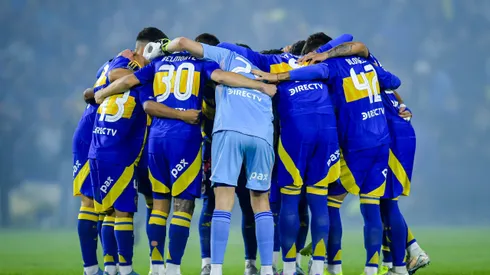 Jogadores do Boca Juniors se reúnem antes da partida das quartas de final do Torneio Apertura Betano 2025 entre Boca Juniors e Independiente, no Estádio Alberto J. Armando, em 19 de maio de 2025, em Buenos Aires, Argentina. (Foto de Marcelo Endelli/Getty Images)