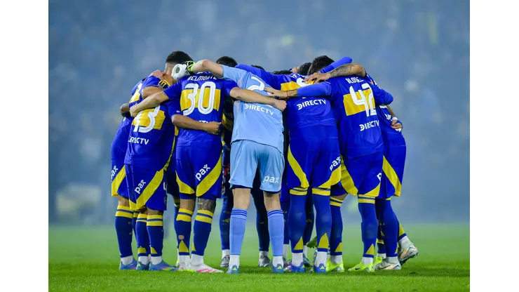 Jogadores do Boca Juniors se reúnem antes da partida das quartas de final do Torneio Apertura Betano 2025 entre Boca Juniors e Independiente, no Estádio Alberto J. Armando, em 19 de maio de 2025, em Buenos Aires, Argentina. (Foto de Marcelo Endelli/Getty Images)