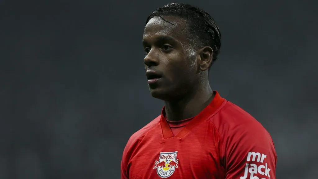 Helinho, de camisa vermelha, pelo Bragantino.