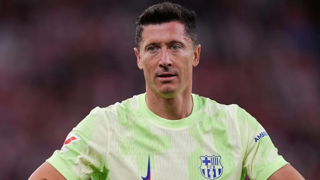 Lewandowski em ação com as cores do Barcelona (Photo by Juan Manuel Serrano Arce/Getty Images)