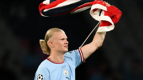 Haaland com a bandeira da Noruega. Foto: David Ramos/Getty Images