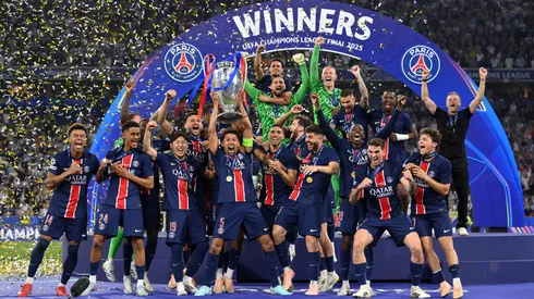 Elenco do PSG comemora o título da Champions League