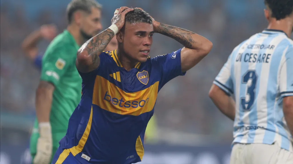 Ayrton Costa, zagueiro do Boca Juniors, com as mãos apoiadas na cabeça (Photo by Daniel Jayo/Getty Images)