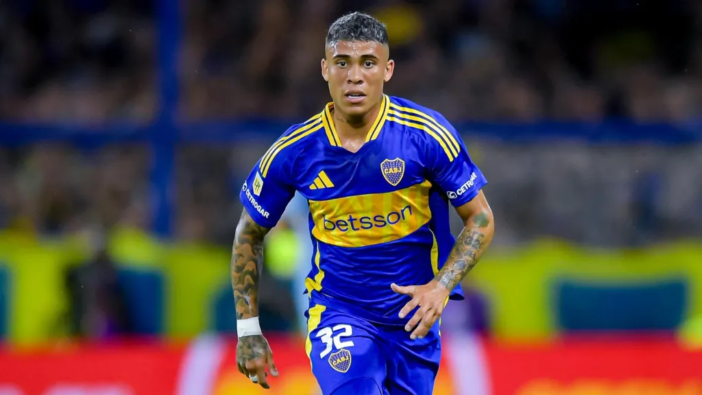 Ayrton Costa correndo durante jogo pelo Boca Juniors (Photo by Marcelo Endelli/Getty Images)