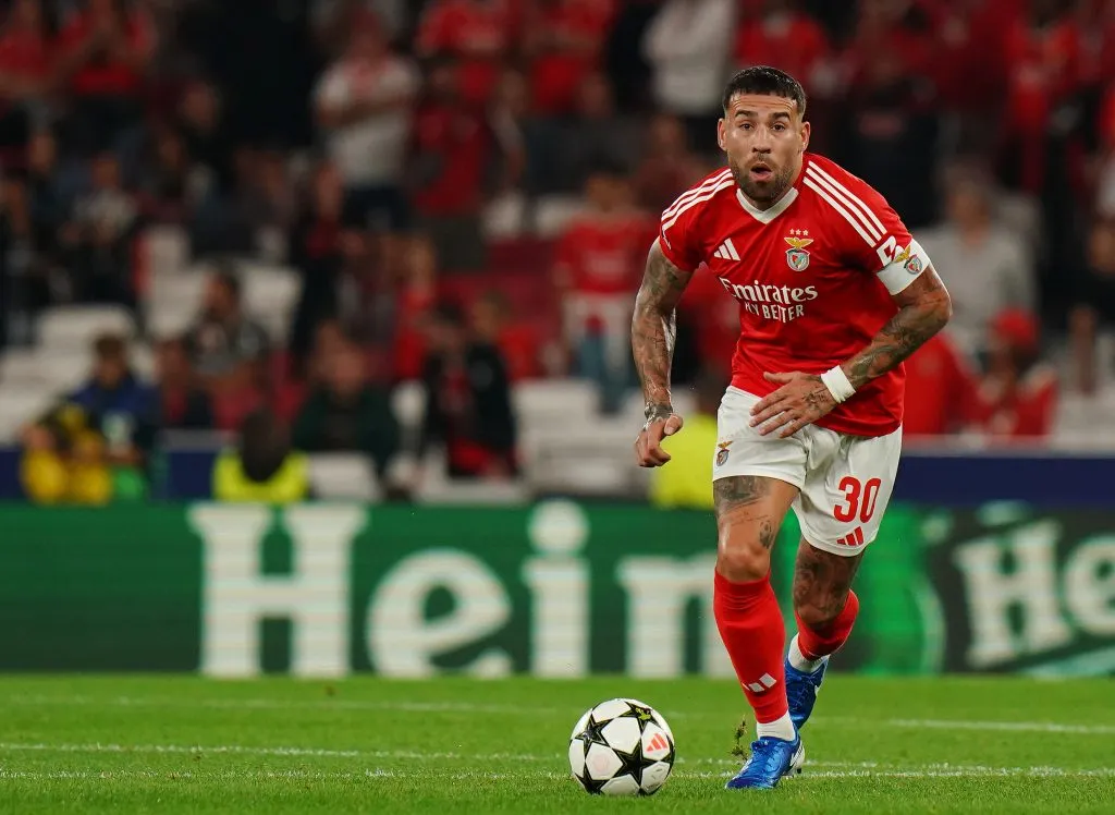 Alvo do Atlético de Madrid, Otamendi, em campo, com a camisa vermelha