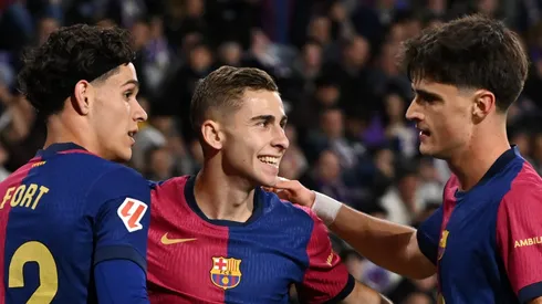 O jovem lateral-direito Héctor Fort, de apenas 18 anos, rejeita ofertas do Ajax e PSV para continuar sua carreira no Barcelona. (Foto de Denis Doyle/Getty Images)