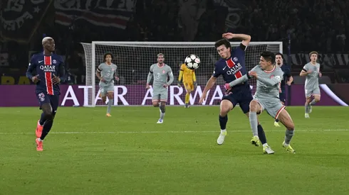 João Neves, do Paris Saint-Germain, disputa a bola durante a partida da Fase de Liga da UEFA Champions League 2024/25 (Rodada 4) entre Paris Saint-Germain e Atlético de Madrid, no Parc des Princes, em 6 de novembro de 2024, em Paris, França. (Foto: Getty Images)