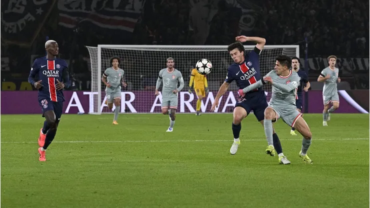 João Neves, do Paris Saint-Germain, disputa a bola durante a partida da Fase de Liga da UEFA Champions League 2024/25 (Rodada 4) entre Paris Saint-Germain e Atlético de Madrid, no Parc des Princes, em 6 de novembro de 2024, em Paris, França. (Foto: Getty Images)