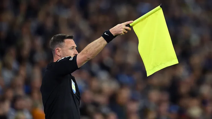 Daniel Cook, árbitro auxiliar em partida da Premier League