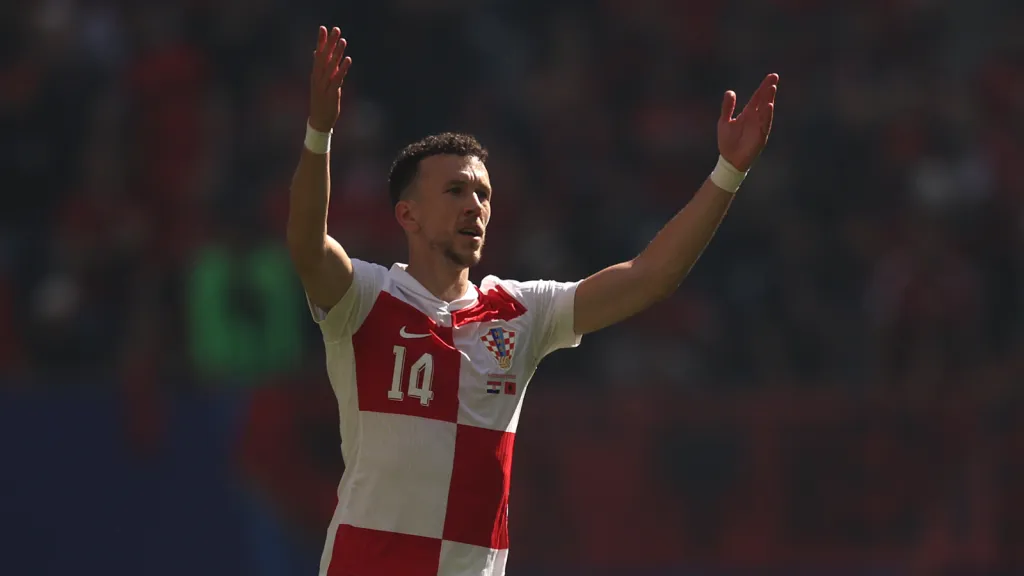 Ivan Perišić com os braços para o alto em partida pela Seleção da Croácia (Photo by Julian Finney/Getty Images)