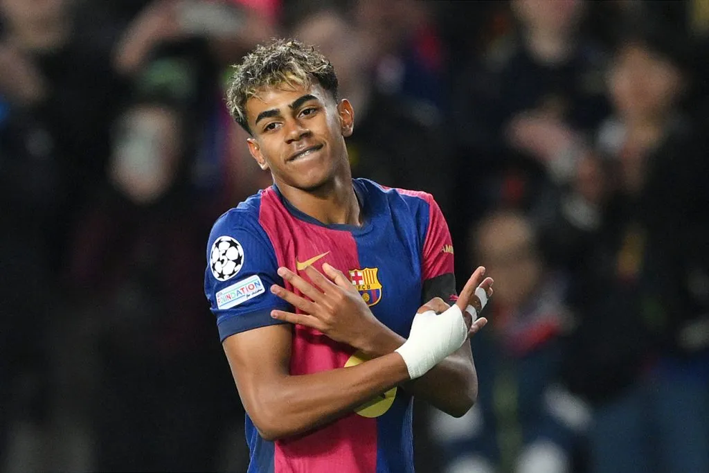 Lamine Yamal, com a camisa azul e vermelha do Barcelona