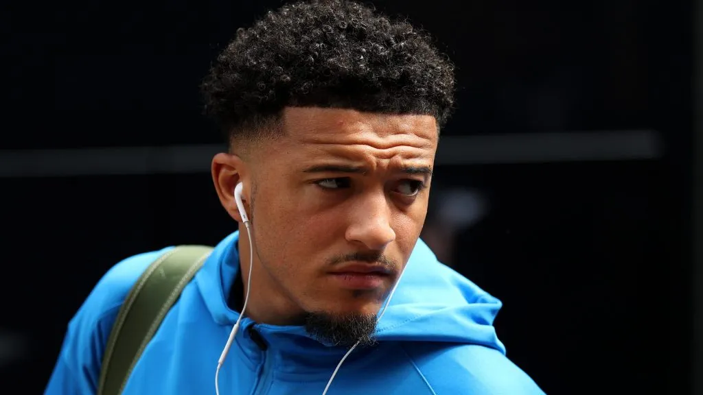 Jadon Sancho, com a jaqueta azul do Chelsea