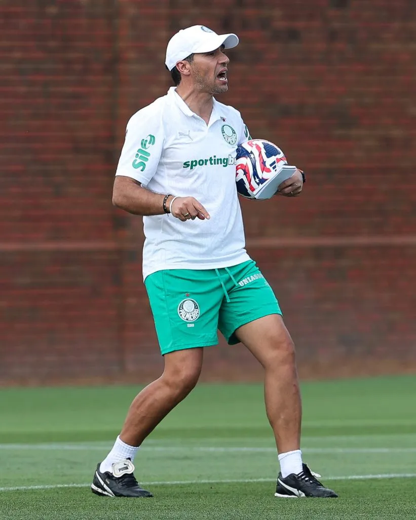 Abel Ferreira, com a camisa branca