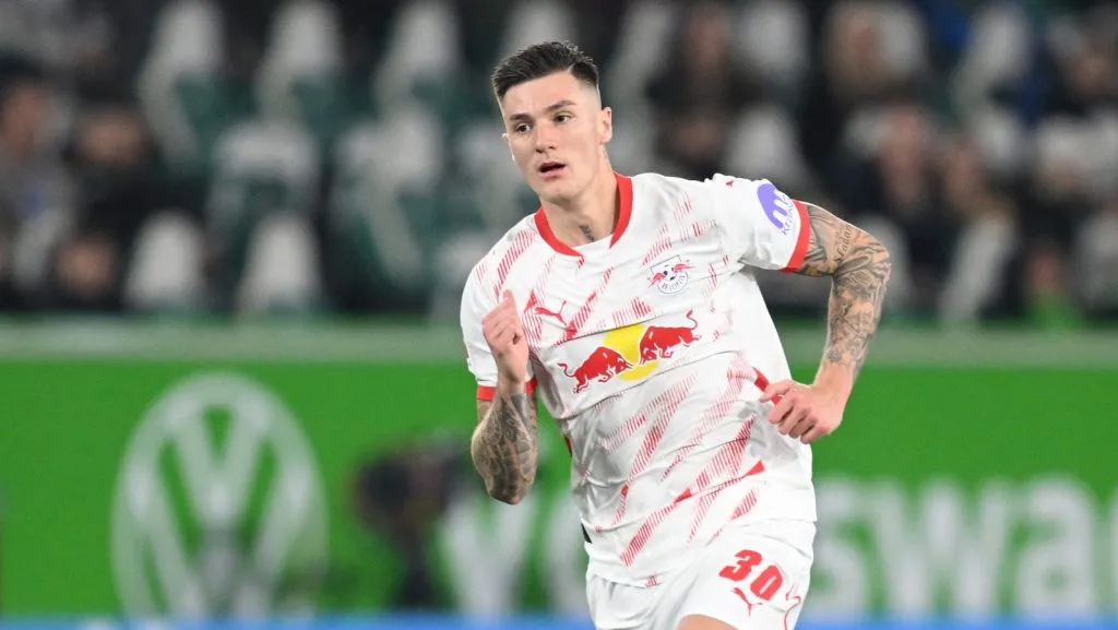 Benjamin Sesko, do Leipzig, em ação durante a partida da Bundesliga entre VfL Wolfsburg e RB Leipzig na Volkswagen Arena, em 11 de abril de 2025, em Wolfsburg, Alemanha. (Foto: Stuart Franklin/Getty Images)