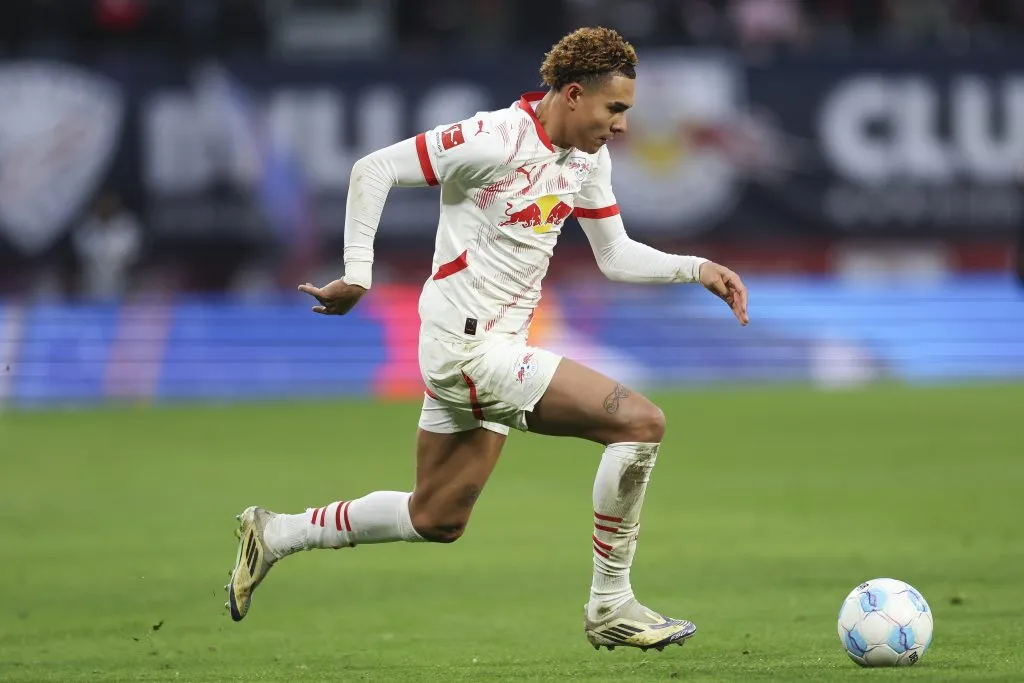 Antonio Nusa, do RB Leipzig, domina a bola durante a partida da Bundesliga entre RB Leipzig e SV Werder Bremen, na Red Bull Arena, em 12 de janeiro de 2025, em Leipzig, Alemanha. (Foto: Maja Hitij/Getty Images)
