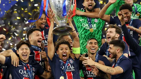 Torcida do PSG se anima para confronto contra o Atlético de Madrid pelo Mundial de Clubes. (Photo by Carl Recine/Getty Images)