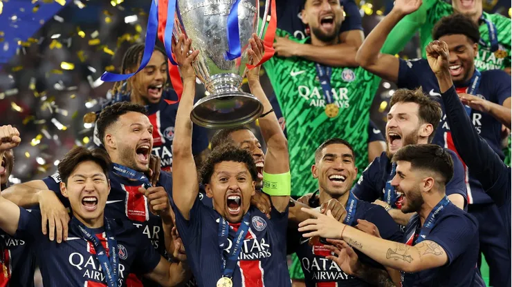 Torcida do PSG se anima para confronto contra o Atlético de Madrid pelo Mundial de Clubes. (Photo by Carl Recine/Getty Images)