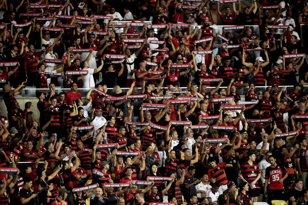 Torcida do Flamengo durante partida contra LDU no estádio Maracanã pelo campeonato Copa Libertadores 2025. Foto: Alexandre Loureiro/AGIF
