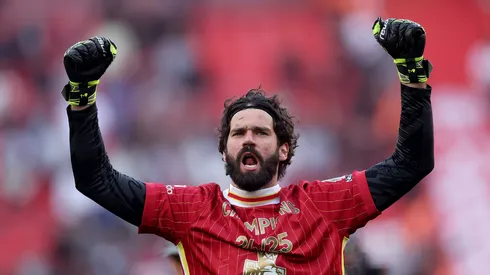 Alisson comemora pelo Liverpool