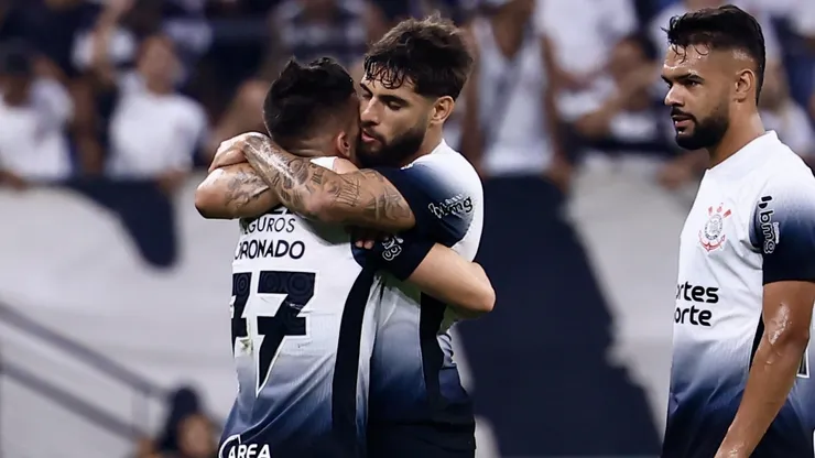 Igor Coronado jogador do Corinthians comemora seu gol com Yuri Alberto