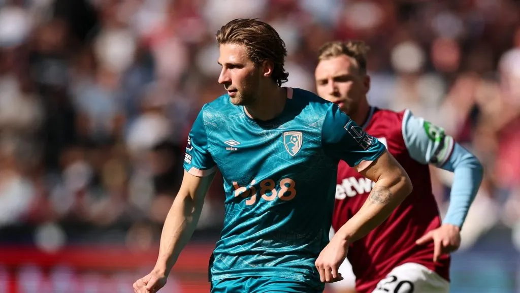 Illya Zabarnyi, do AFC Bournemouth, passa a bola durante a partida da Premier League entre West Ham United FC e AFC Bournemouth no Estádio de Londres, em 5 de abril de 2025, em Londres, Inglaterra. (Foto de Julian Finney/Getty Images)