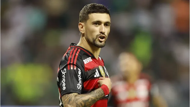 Flamengo e Arrascaeta travam duelo salarial.