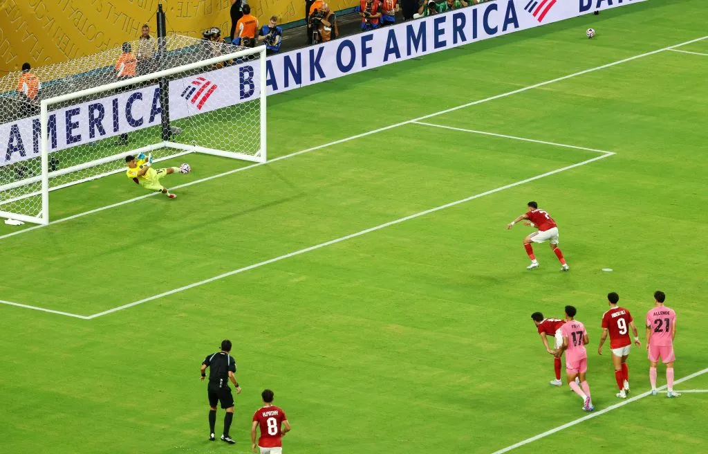 Oscar Ustari defende pênalti e é considerado o melhor em campo(Photo by Sandra Montanez/Getty Images)