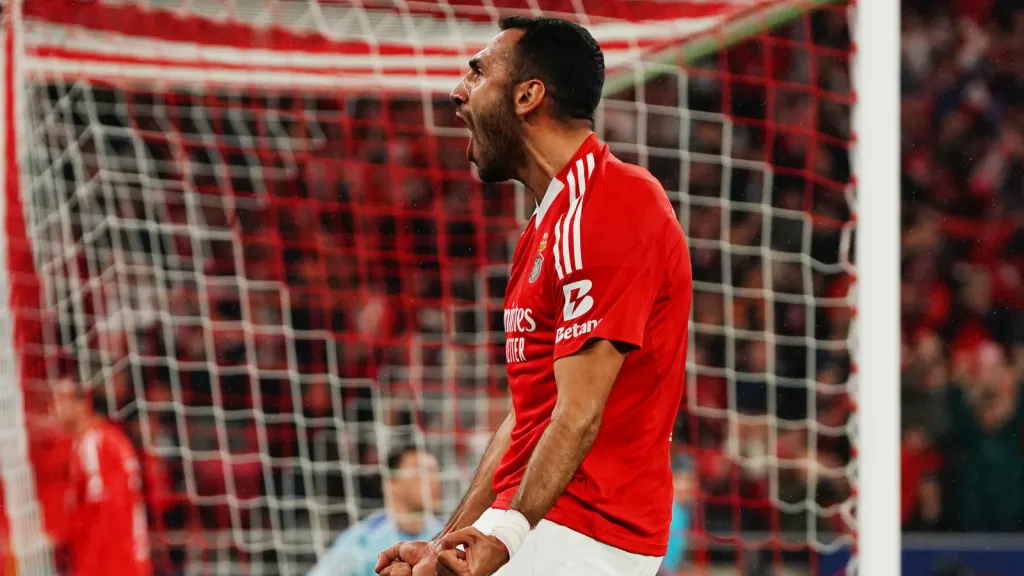 Vangelis Pavlidis comemora gol com a camisa do Benfica (Photo by Gualter Fatia/Getty Images)