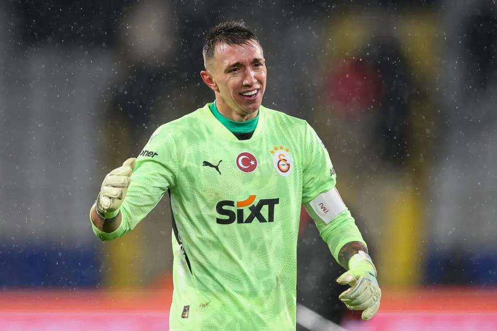 Muslera, com a camisa verde do Galatasaray e poderia ser um rival direto na posição caso Ter Stegen, do Barcelona, se mudasse ao clube turco