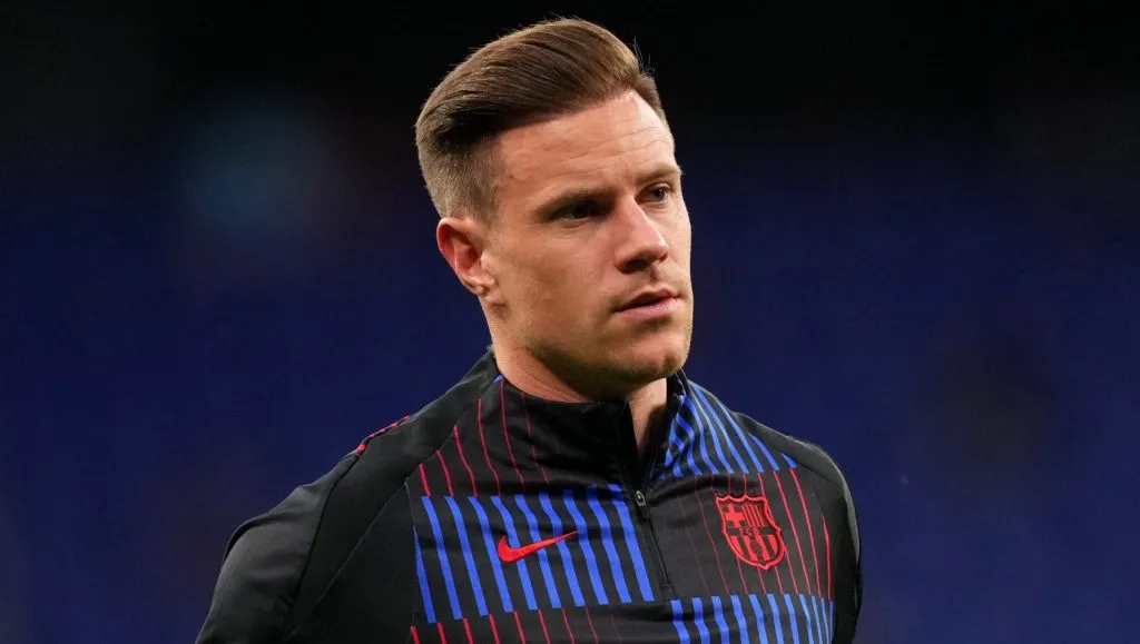 Ter Stegen, com a jaqueta azul e preta, pelo Barcelona