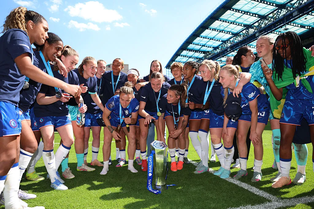Jogadoras do Chelsea comemoram o título da Women's Super League (Photo by Tom Dulat/Getty Images)