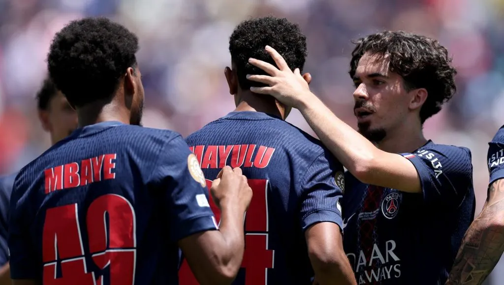 Jogadores do PSG com a camisa azul, em campo